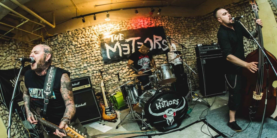 The Meteors with Horns Up, Red Shirts Die First