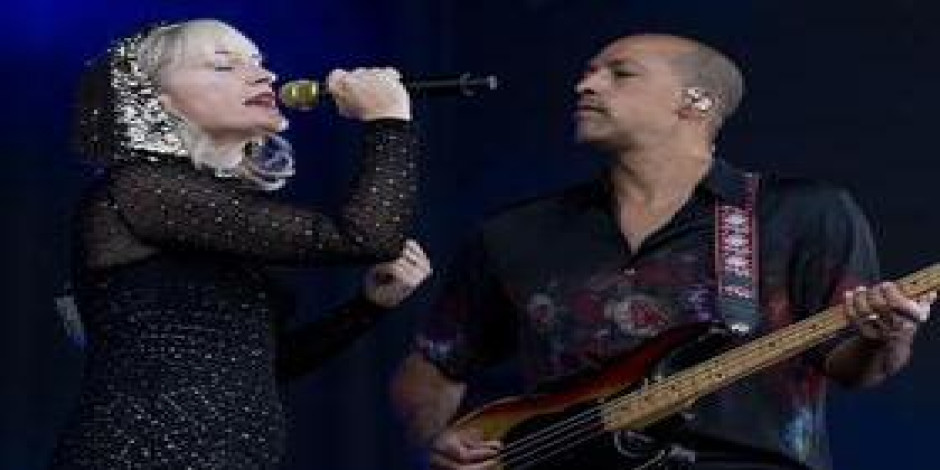 Metric with Broken Social Scene and Stars